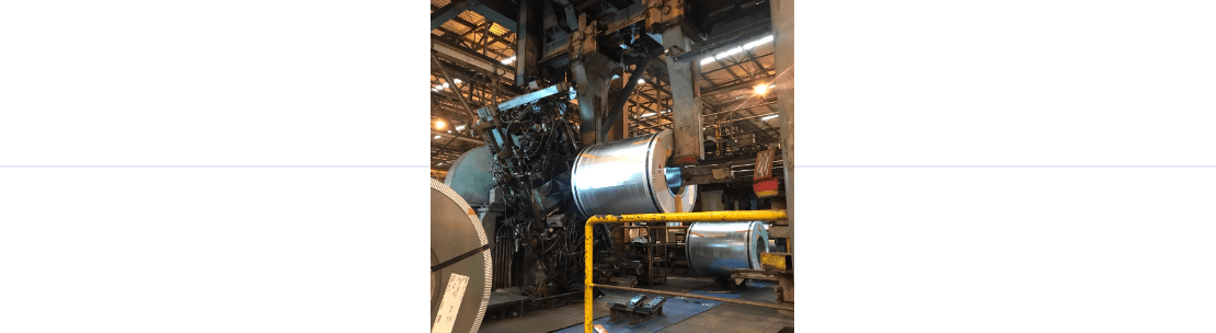 コイル梱包作業者