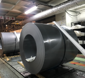 コイル梱包作業者