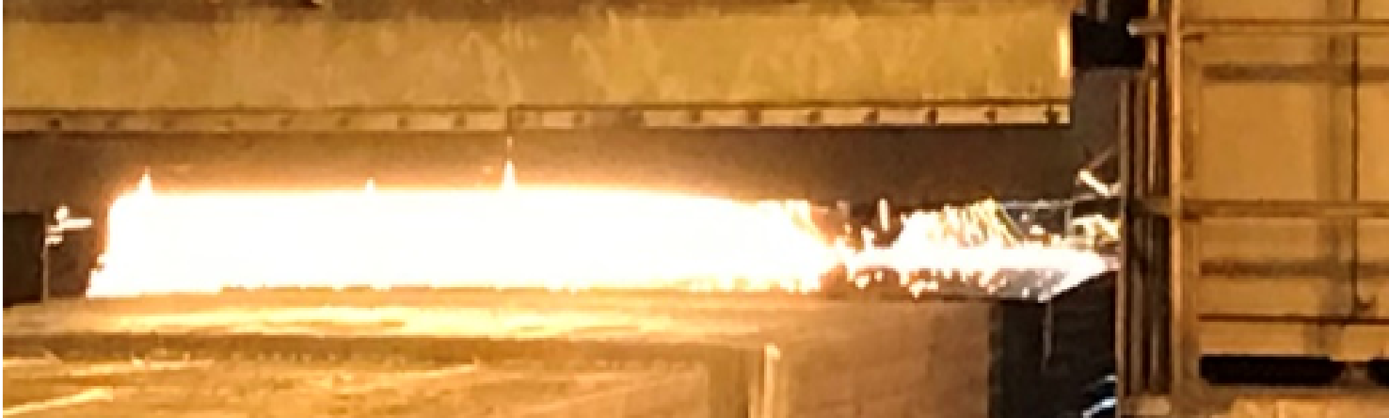 スラブ疵取作業風景