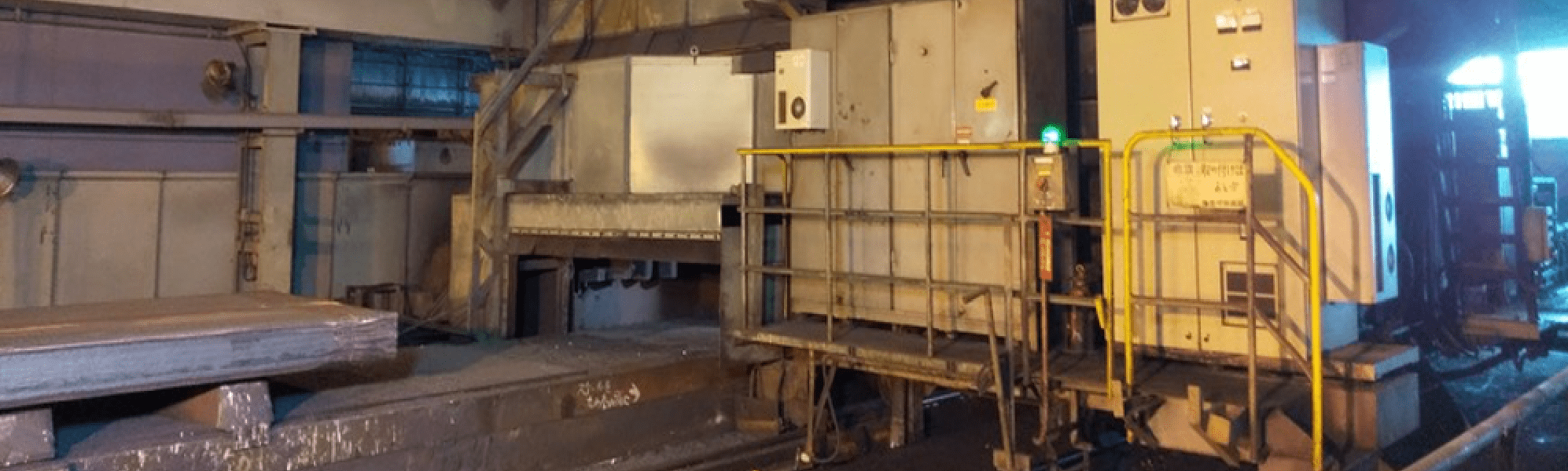 スラブ疵取作業風景